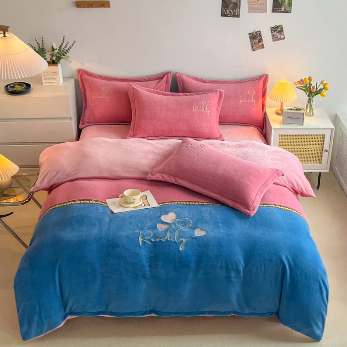 91家纺网 家纺一手货源 找家纺 优姿家纺 2022新款牛奶绒8斤双拼色绣花保暖四件套 爱心-粉+蓝