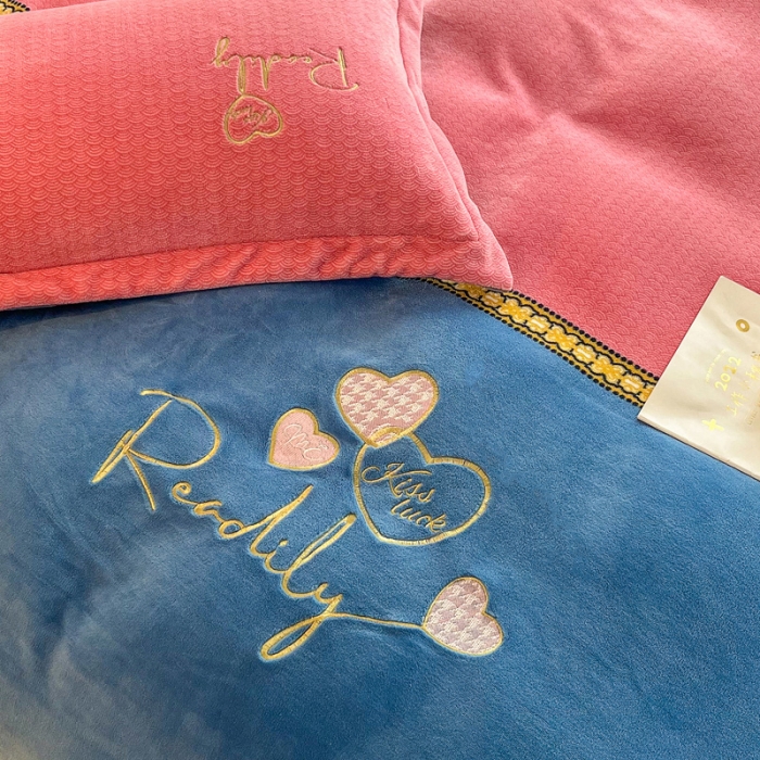 91家纺网 家纺一手货源 找家纺 优姿家纺 2022新款牛奶绒8斤双拼色绣花保暖四件套 爱心-粉+蓝