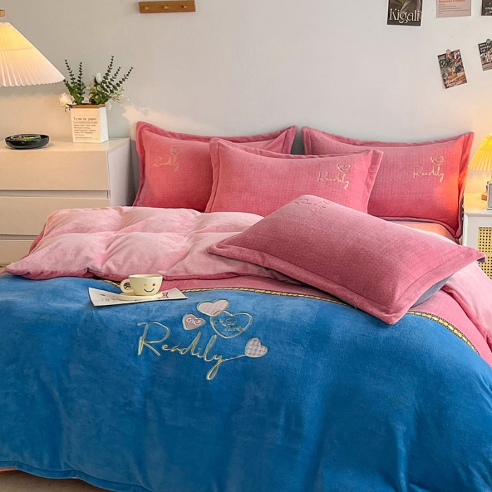 91家纺网 家纺一手货源 找家纺 优姿家纺 2022新款牛奶绒8斤双拼色绣花保暖四件套 爱心-粉+蓝
