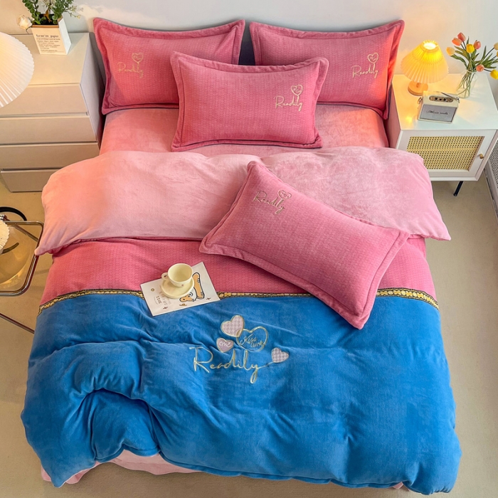 91家纺网 家纺一手货源 找家纺 优姿家纺 2022新款牛奶绒8斤双拼色绣花保暖四件套 爱心-粉+蓝