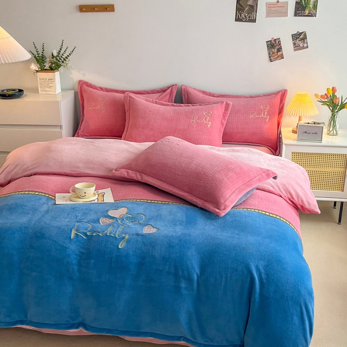 91家纺网 家纺一手货源 找家纺 优姿家纺 2022新款牛奶绒8斤双拼色绣花保暖四件套 爱心-粉+蓝