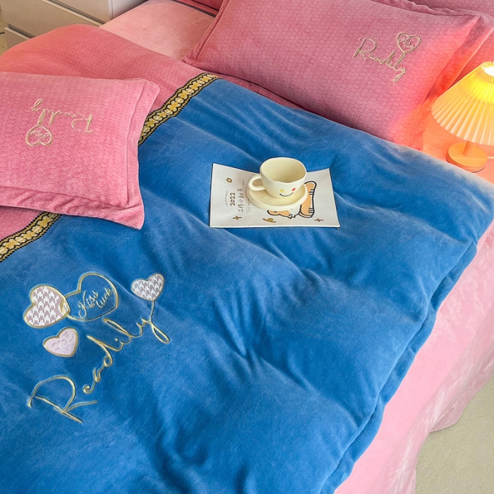 91家纺网 家纺一手货源 找家纺 优姿家纺 2022新款牛奶绒8斤双拼色绣花保暖四件套 爱心-粉+蓝