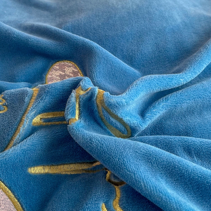 91家纺网 家纺一手货源 找家纺 优姿家纺 2022新款牛奶绒8斤双拼色绣花保暖四件套 爱心-粉+蓝