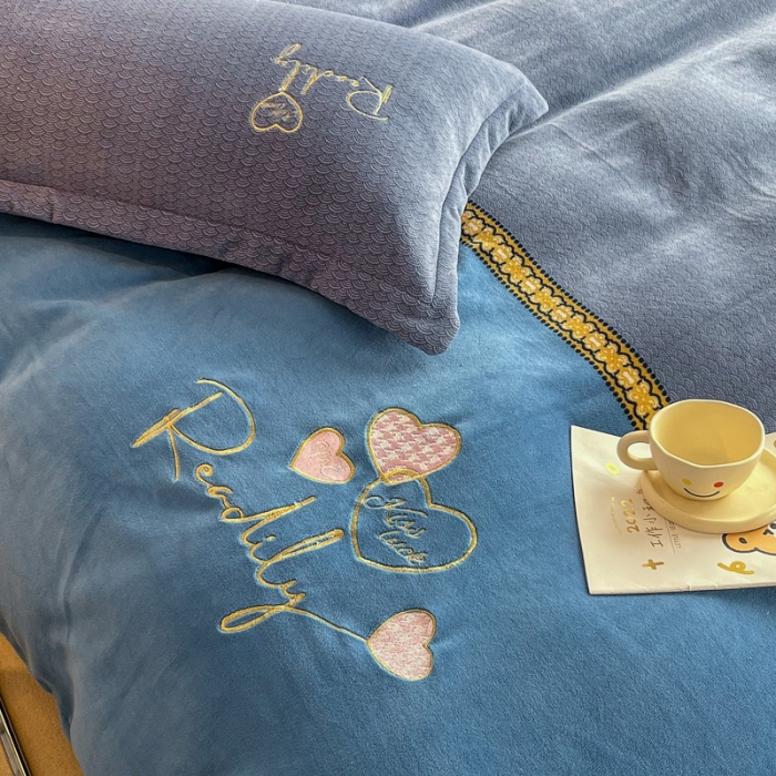 91家纺网 家纺一手货源 找家纺 优姿家纺 2022新款牛奶绒8斤双拼色绣花保暖四件套 爱心-灰+蓝