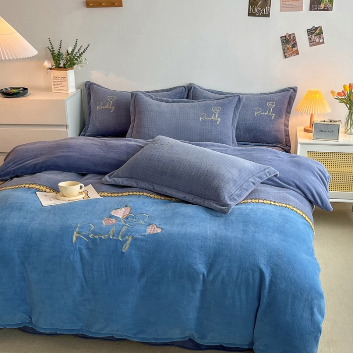 91家纺网 家纺一手货源 找家纺 优姿家纺 2022新款牛奶绒8斤双拼色绣花保暖四件套 爱心-灰+蓝