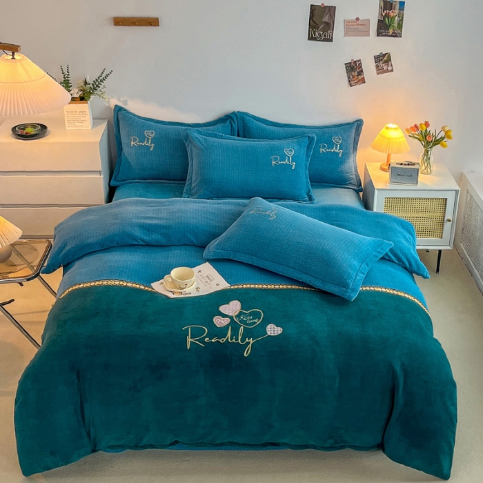 91家纺网 家纺一手货源 找家纺 优姿家纺 2022新款牛奶绒8斤双拼色绣花保暖四件套 爱心-蓝+绿