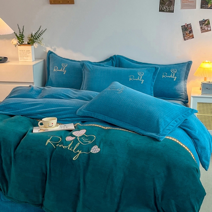 91家纺网 家纺一手货源 找家纺 优姿家纺 2022新款牛奶绒8斤双拼色绣花保暖四件套 爱心-蓝+绿