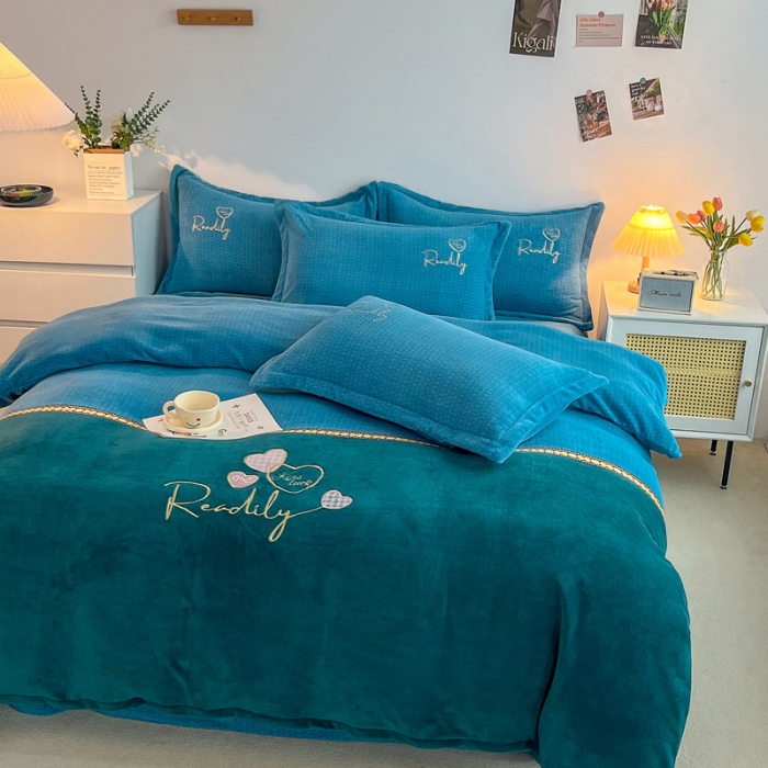 91家纺网 家纺一手货源 找家纺 优姿家纺 2022新款牛奶绒8斤双拼色绣花保暖四件套 爱心-蓝+绿