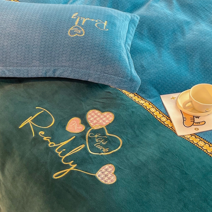 91家纺网 家纺一手货源 找家纺 优姿家纺 2022新款牛奶绒8斤双拼色绣花保暖四件套 爱心-蓝+绿