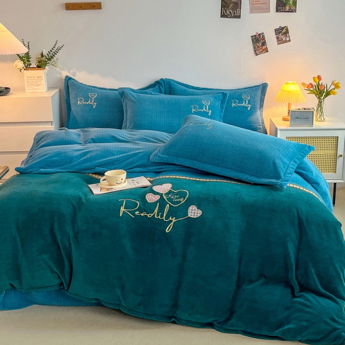 91家纺网 家纺一手货源 找家纺 优姿家纺 2022新款牛奶绒8斤双拼色绣花保暖四件套 爱心-蓝+绿