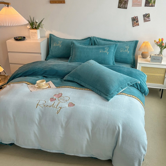 91家纺网 家纺一手货源 找家纺 优姿家纺 2022新款牛奶绒8斤双拼色绣花保暖四件套 爱心-天空蓝