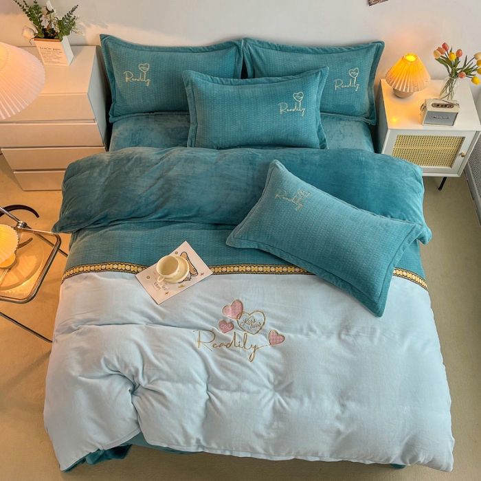 91家纺网 家纺一手货源 找家纺 优姿家纺 2022新款牛奶绒8斤双拼色绣花保暖四件套 爱心-天空蓝