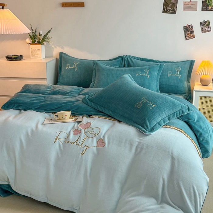 91家纺网 家纺一手货源 找家纺 优姿家纺 2022新款牛奶绒8斤双拼色绣花保暖四件套 爱心-天空蓝