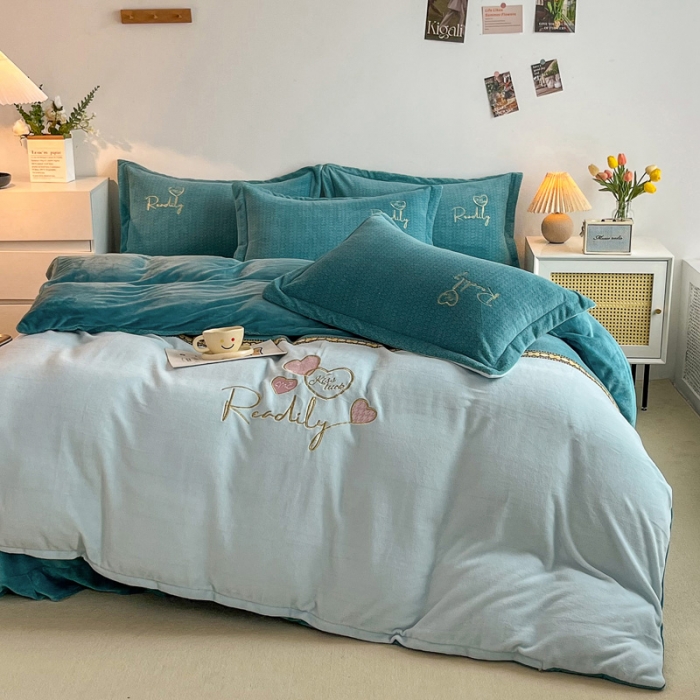 91家纺网 家纺一手货源 找家纺 优姿家纺 2022新款牛奶绒8斤双拼色绣花保暖四件套 爱心-天空蓝