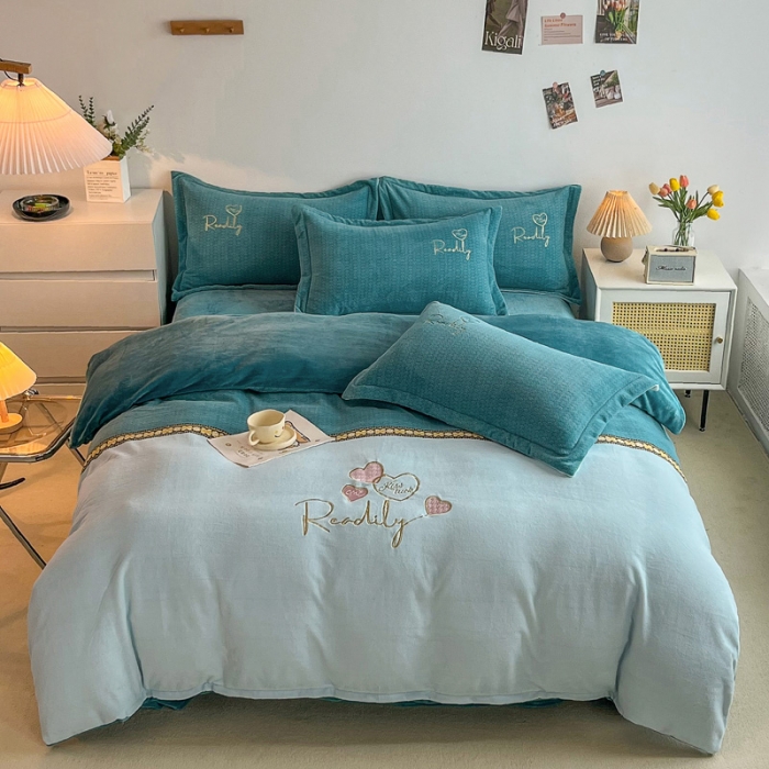 91家纺网 家纺一手货源 找家纺 优姿家纺 2022新款牛奶绒8斤双拼色绣花保暖四件套 爱心-天空蓝