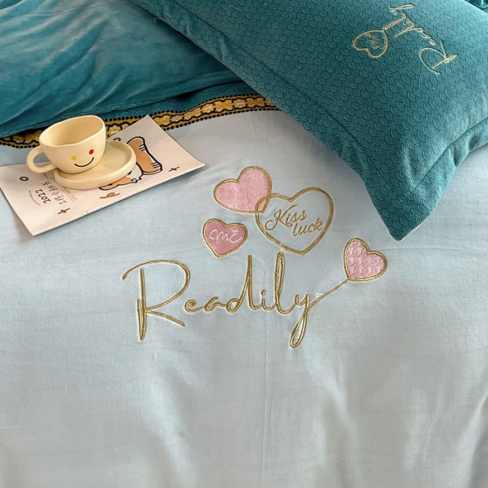 91家纺网 家纺一手货源 找家纺 优姿家纺 2022新款牛奶绒8斤双拼色绣花保暖四件套 爱心-天空蓝