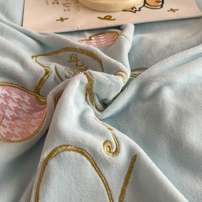 91家纺网 家纺一手货源 找家纺 优姿家纺 2022新款牛奶绒8斤双拼色绣花保暖四件套 爱心-天空蓝