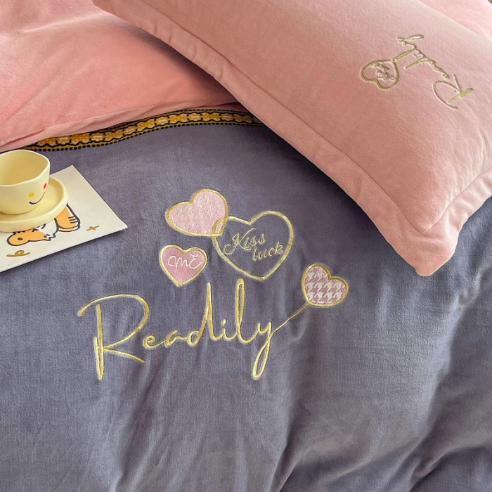 91家纺网 家纺一手货源 找家纺 优姿家纺 2022新款牛奶绒8斤双拼色绣花保暖四件套 爱心-玉