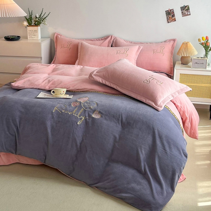 91家纺网 家纺一手货源 找家纺 优姿家纺 2022新款牛奶绒8斤双拼色绣花保暖四件套 爱心-玉