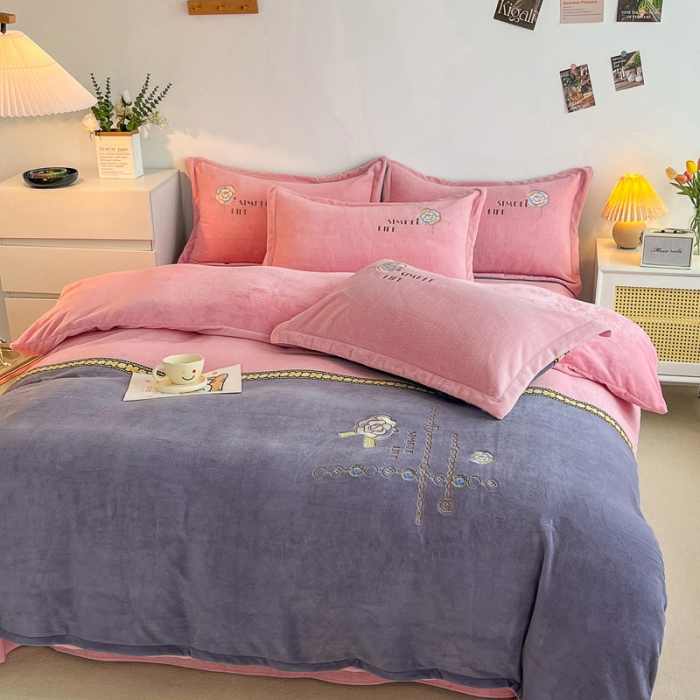 91家纺网 家纺一手货源 找家纺 优姿家纺 2022新款牛奶绒8斤双拼色绣花保暖四件套 山茶花-粉