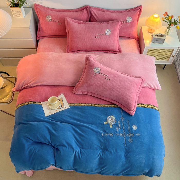 91家纺网 家纺一手货源 找家纺 优姿家纺 2022新款牛奶绒8斤双拼色绣花保暖四件套 山茶花-粉+蓝