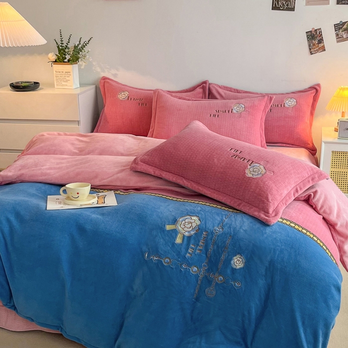 91家纺网 家纺一手货源 找家纺 优姿家纺 2022新款牛奶绒8斤双拼色绣花保暖四件套 山茶花-粉+蓝