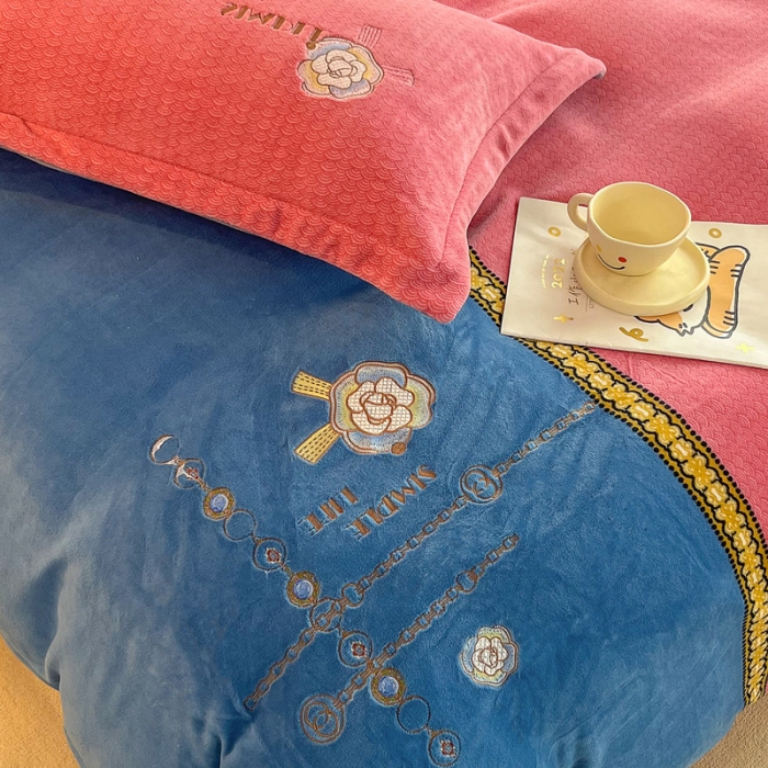 91家纺网 家纺一手货源 找家纺 优姿家纺 2022新款牛奶绒8斤双拼色绣花保暖四件套 山茶花-粉+蓝