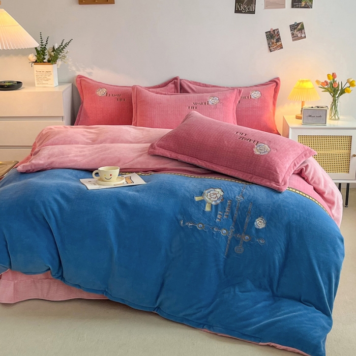 91家纺网 家纺一手货源 找家纺 优姿家纺 2022新款牛奶绒8斤双拼色绣花保暖四件套 山茶花-粉+蓝