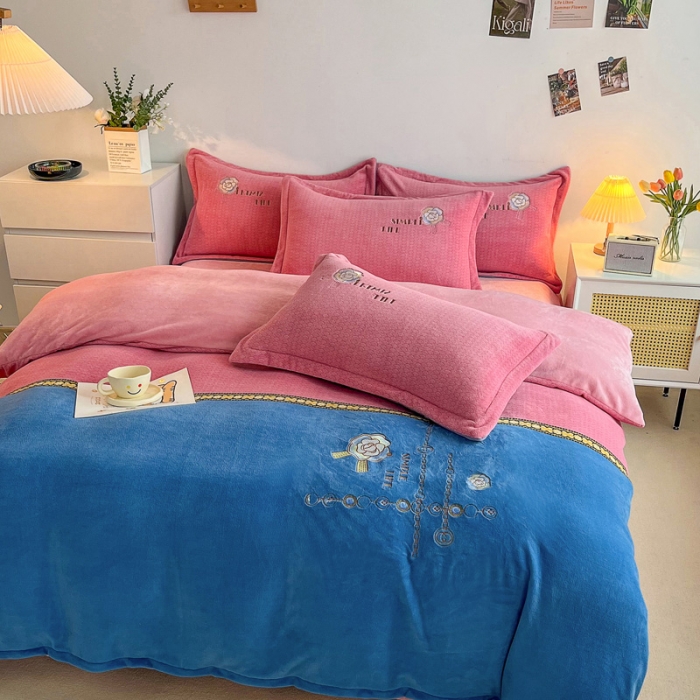91家纺网 家纺一手货源 找家纺 优姿家纺 2022新款牛奶绒8斤双拼色绣花保暖四件套 山茶花-粉+蓝