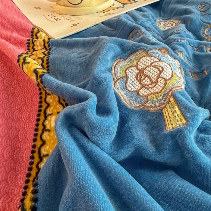 91家纺网 家纺一手货源 找家纺 优姿家纺 2022新款牛奶绒8斤双拼色绣花保暖四件套 山茶花-粉+蓝