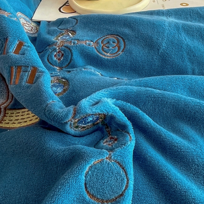 91家纺网 家纺一手货源 找家纺 优姿家纺 2022新款牛奶绒8斤双拼色绣花保暖四件套 山茶花-灰+蓝