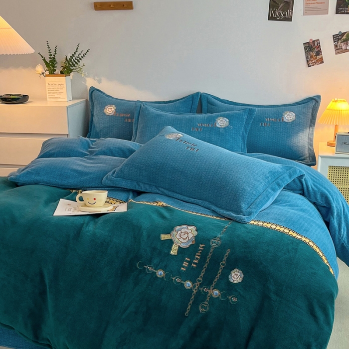 91家纺网 家纺一手货源 找家纺 优姿家纺 2022新款牛奶绒8斤双拼色绣花保暖四件套 山茶花-蓝+绿