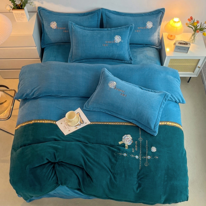 91家纺网 家纺一手货源 找家纺 优姿家纺 2022新款牛奶绒8斤双拼色绣花保暖四件套 山茶花-蓝+绿