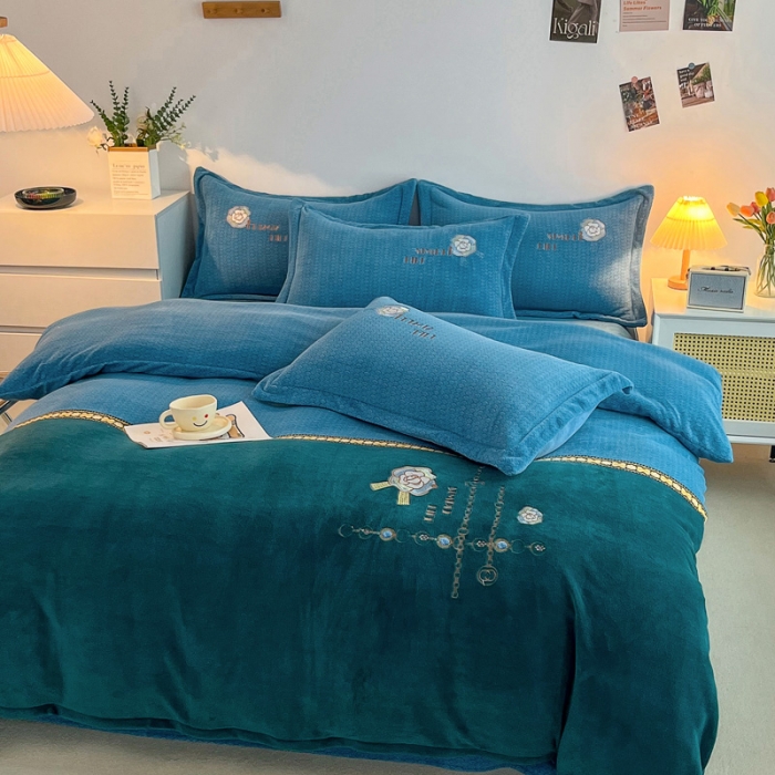 91家纺网 家纺一手货源 找家纺 优姿家纺 2022新款牛奶绒8斤双拼色绣花保暖四件套 山茶花-蓝+绿