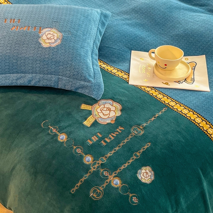 91家纺网 家纺一手货源 找家纺 优姿家纺 2022新款牛奶绒8斤双拼色绣花保暖四件套 山茶花-蓝+绿