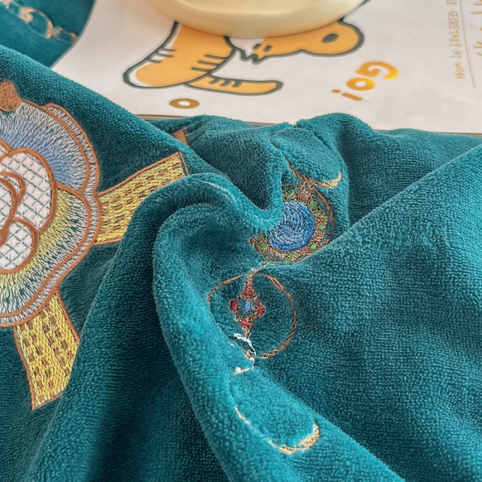 91家纺网 家纺一手货源 找家纺 优姿家纺 2022新款牛奶绒8斤双拼色绣花保暖四件套 山茶花-蓝+绿