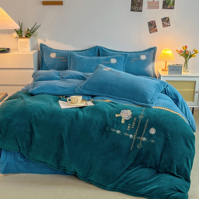 91家纺网 家纺一手货源 找家纺 优姿家纺 2022新款牛奶绒8斤双拼色绣花保暖四件套 山茶花-蓝+绿