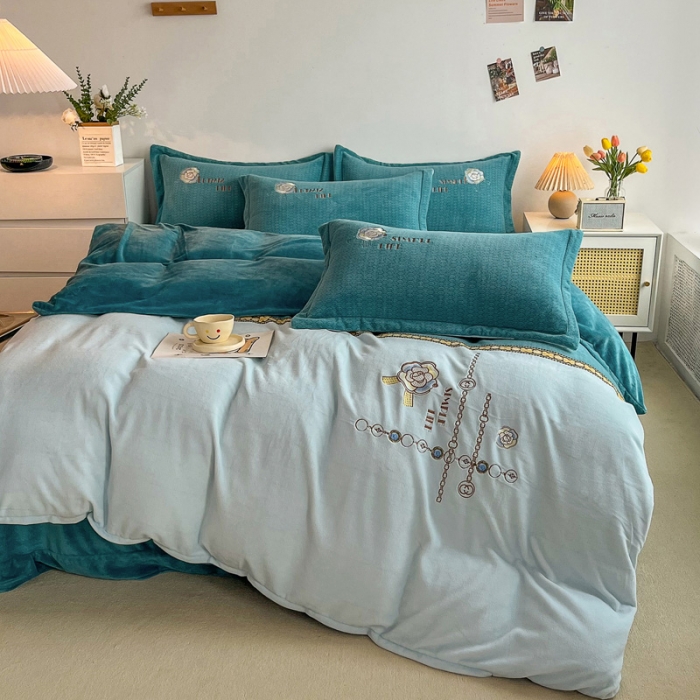 91家纺网 家纺一手货源 找家纺 优姿家纺 2022新款牛奶绒8斤双拼色绣花保暖四件套 山茶花-天空蓝