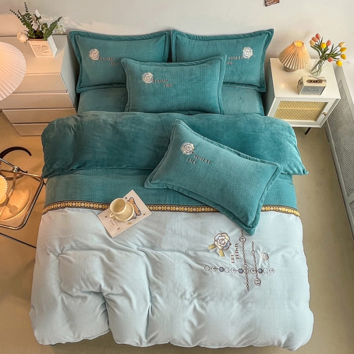 91家纺网 家纺一手货源 找家纺 优姿家纺 2022新款牛奶绒8斤双拼色绣花保暖四件套 山茶花-天空蓝