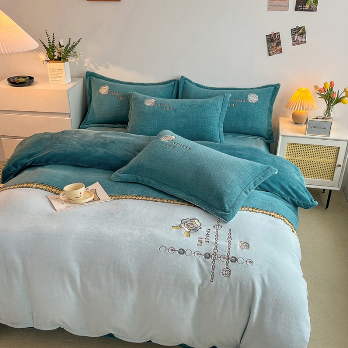 91家纺网 家纺一手货源 找家纺 优姿家纺 2022新款牛奶绒8斤双拼色绣花保暖四件套 山茶花-天空蓝