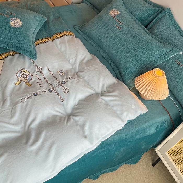 91家纺网 家纺一手货源 找家纺 优姿家纺 2022新款牛奶绒8斤双拼色绣花保暖四件套 山茶花-天空蓝