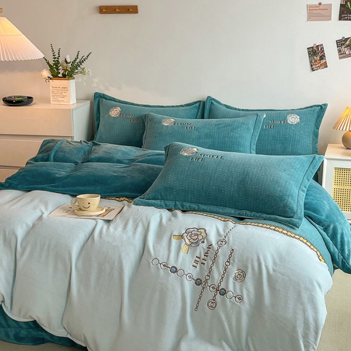 91家纺网 家纺一手货源 找家纺 优姿家纺 2022新款牛奶绒8斤双拼色绣花保暖四件套 山茶花-天空蓝