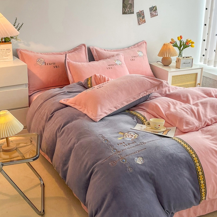 91家纺网 家纺一手货源 找家纺 优姿家纺 2022新款牛奶绒8斤双拼色绣花保暖四件套 山茶花-玉