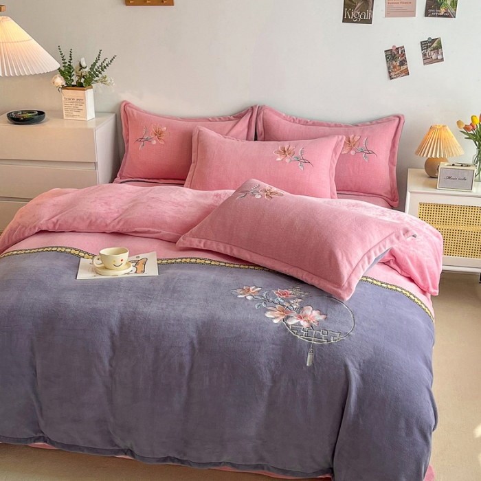 91家纺网 家纺一手货源 找家纺 优姿家纺 2022新款牛奶绒8斤双拼色绣花保暖四件套 中国风-粉