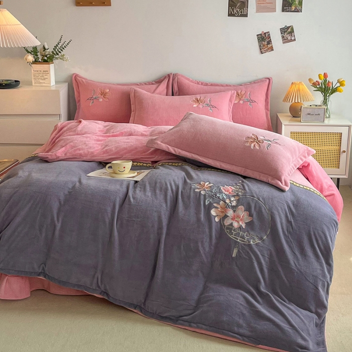 91家纺网 家纺一手货源 找家纺 优姿家纺 2022新款牛奶绒8斤双拼色绣花保暖四件套 中国风-粉