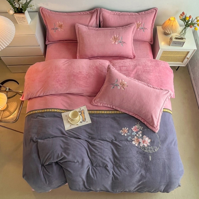 91家纺网 家纺一手货源 找家纺 优姿家纺 2022新款牛奶绒8斤双拼色绣花保暖四件套 中国风-粉