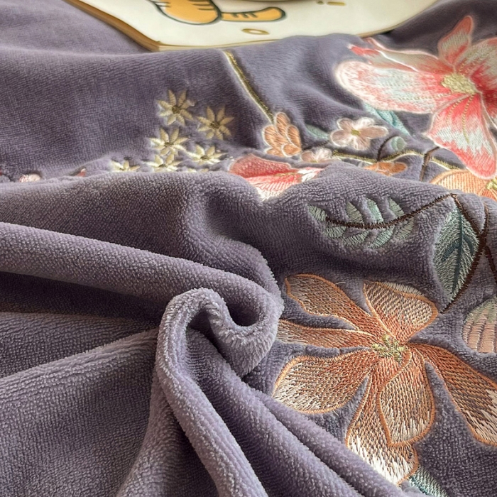 91家纺网 家纺一手货源 找家纺 优姿家纺 2022新款牛奶绒8斤双拼色绣花保暖四件套 中国风-粉