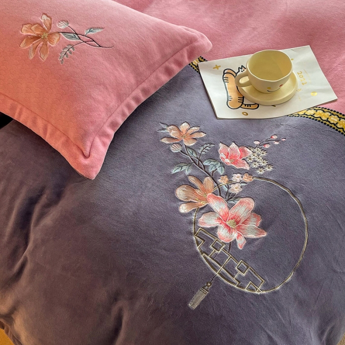 91家纺网 家纺一手货源 找家纺 优姿家纺 2022新款牛奶绒8斤双拼色绣花保暖四件套 中国风-粉