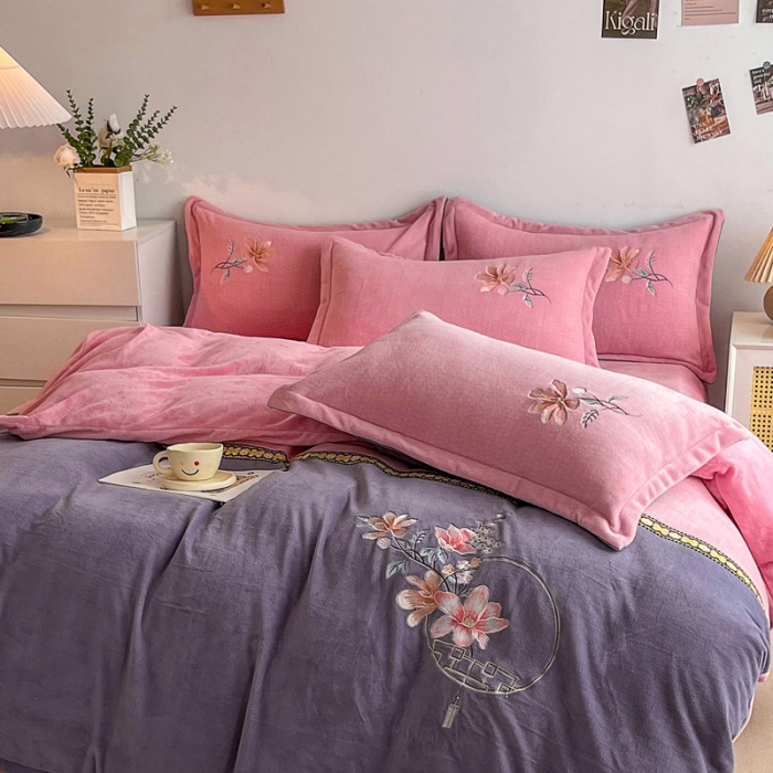 91家纺网 家纺一手货源 找家纺 优姿家纺 2022新款牛奶绒8斤双拼色绣花保暖四件套 中国风-粉