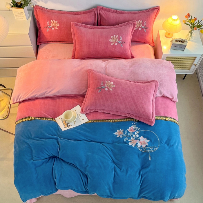 91家纺网 家纺一手货源 找家纺 优姿家纺 2022新款牛奶绒8斤双拼色绣花保暖四件套 中国风-粉+蓝